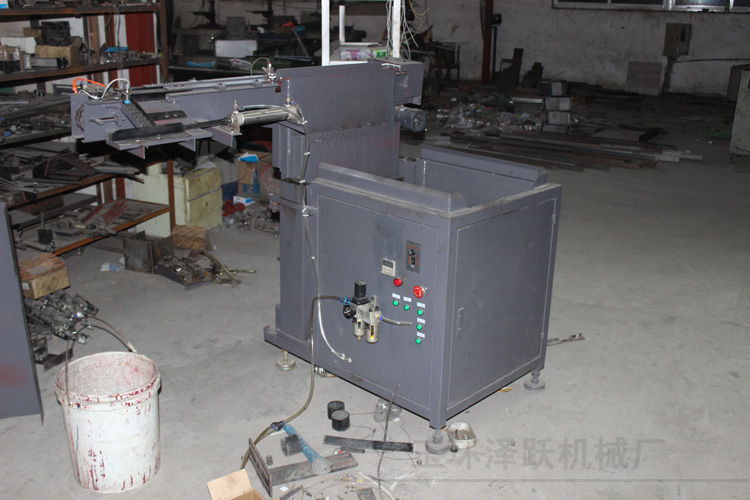 中頻爐自動送料機把圓棒料上到加熱管自動化設(shè)備